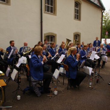 Gemütliche Unterhaltung beim Gemeindefest